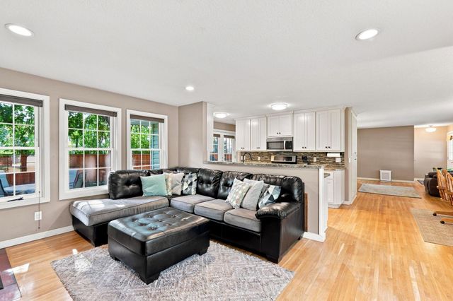 8 6th Avenue NE, Osseo, MN 55369
