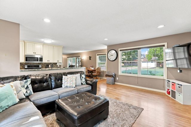 8 6th Avenue NE, Osseo, MN 55369