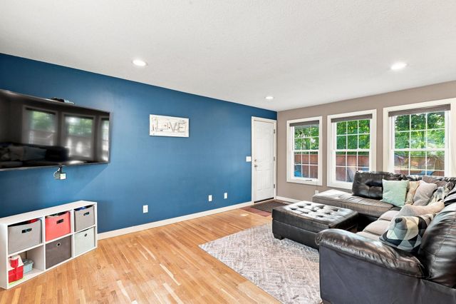 8 6th Avenue NE, Osseo, MN 55369