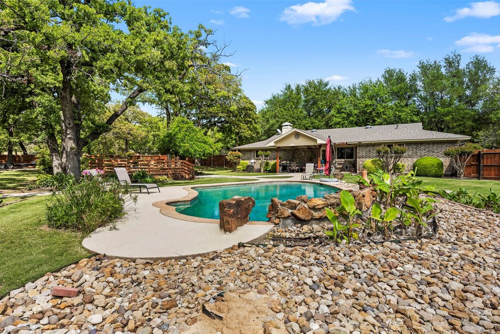 505 Curtis Road, Burleson, TX 76028