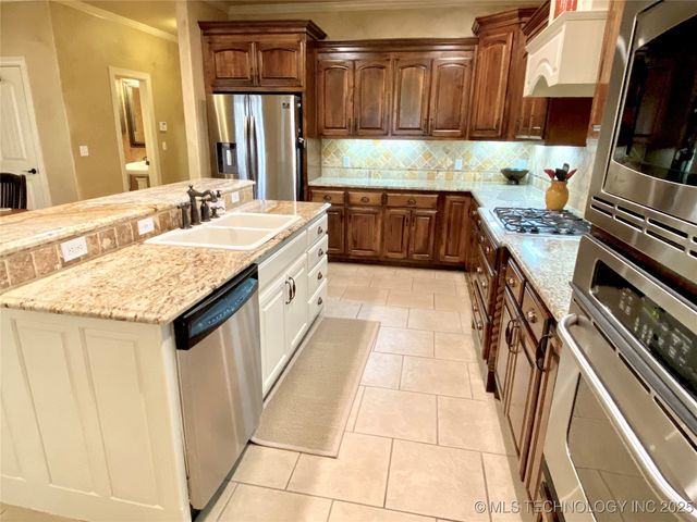 13822 S 18th Place, Bixby, OK 74008