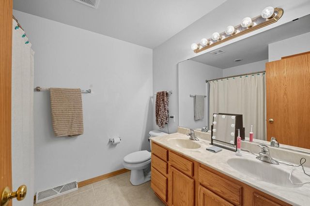 2605 Emslie DRIVE, Waukesha, WI 53188