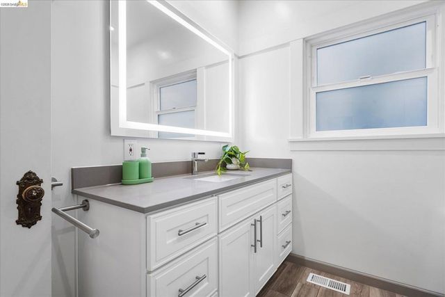3107 Central Ave, Alameda, CA 94501
