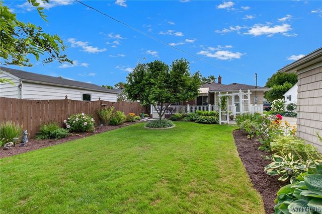 36 Lorfield Dr, Amherst, NY 14226