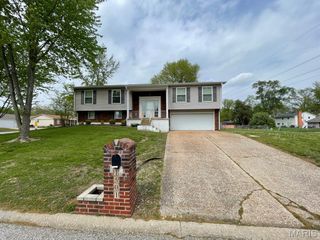 1501 Vicksburg Drive, Belleville, IL 62221