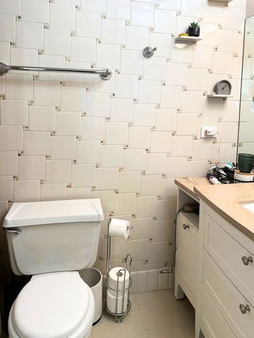 7141 N Kedzie Avenue 913, Chicago, IL 60645