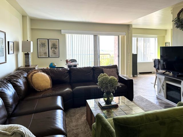 7141 N Kedzie Avenue 913, Chicago, IL 60645
