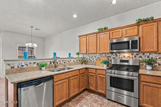 6781 PARQUE DEL SOL Drive, El Paso, TX 79911