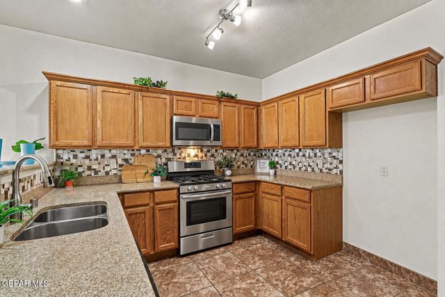 6781 PARQUE DEL SOL Drive, El Paso, TX 79911