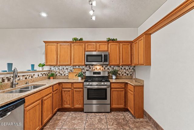 6781 PARQUE DEL SOL Drive, El Paso, TX 79911