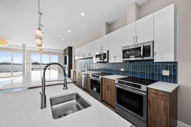 839 Madison Street 201, Oak Park, IL 60302