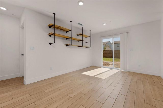 2520 S Spruce Street, Visalia, CA 93292