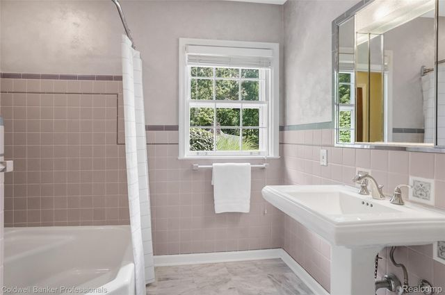 19905 Beverly Road, Beverly Hills Village, MI 48025