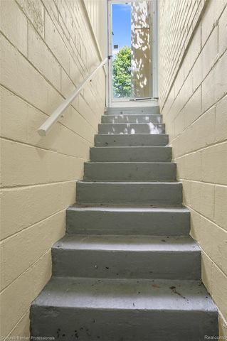 19905 Beverly Road, Beverly Hills Village, MI 48025