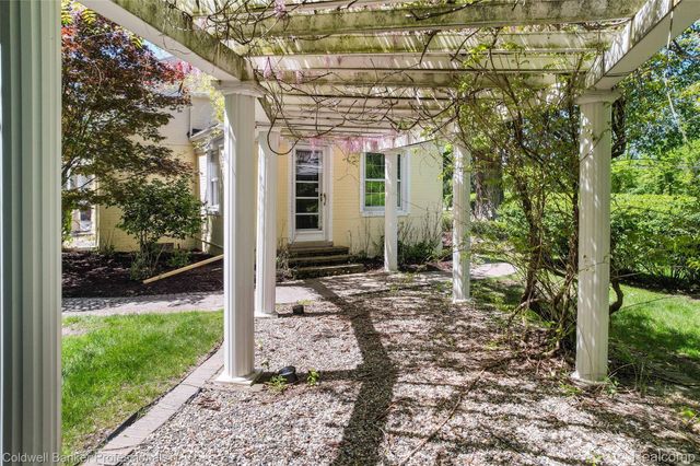 19905 Beverly Road, Beverly Hills Village, MI 48025