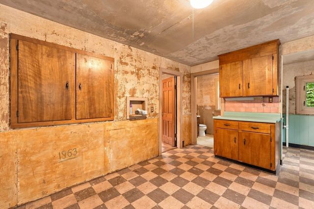 571 State St, Hanson, MA 02341