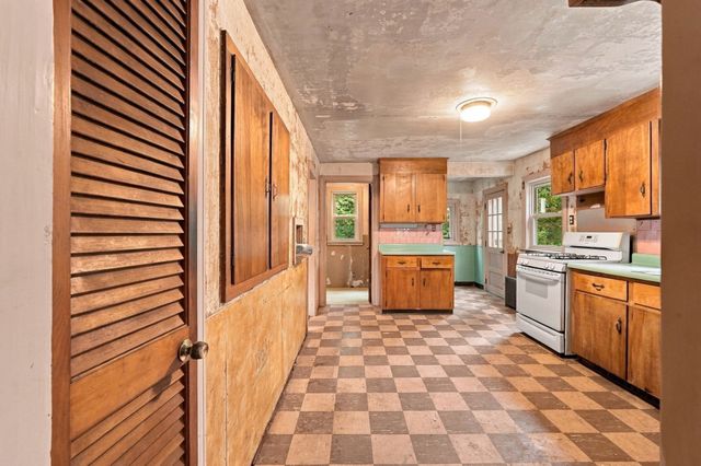 571 State St, Hanson, MA 02341