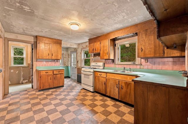 571 State St, Hanson, MA 02341