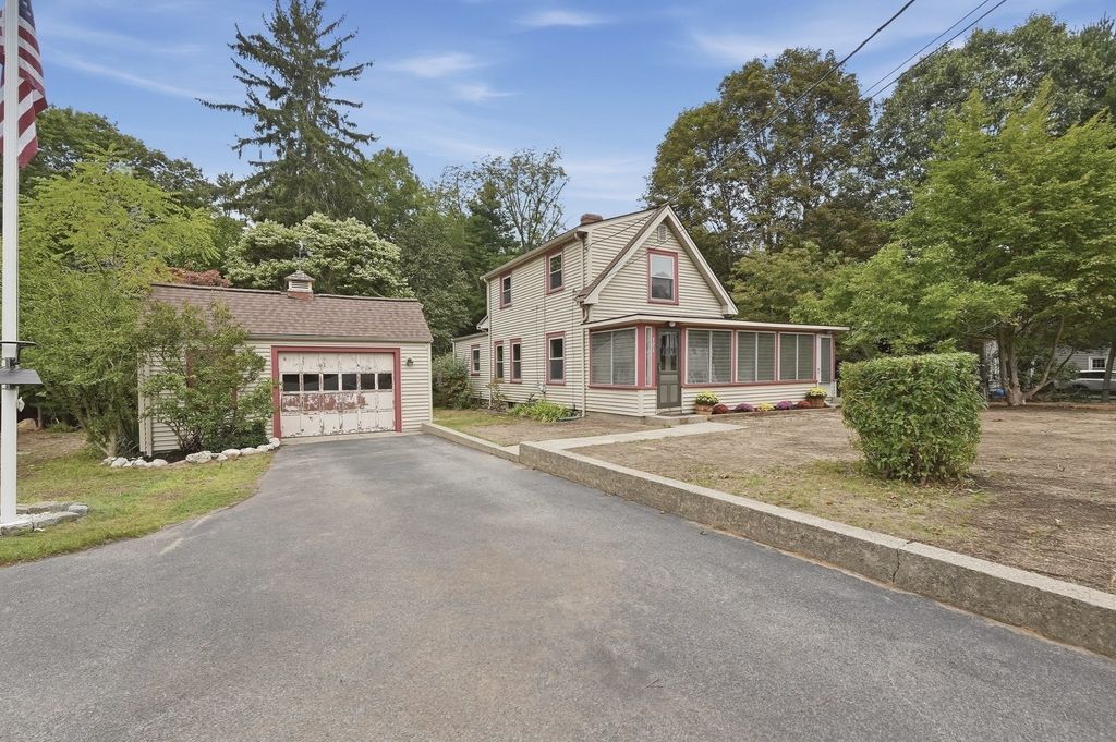 571 State St, Hanson, MA 02341