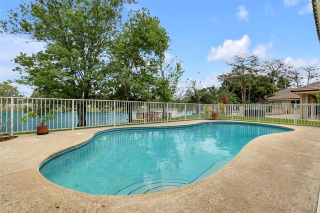 4927 NW 67th Avenue, Lauderhill, FL 33319