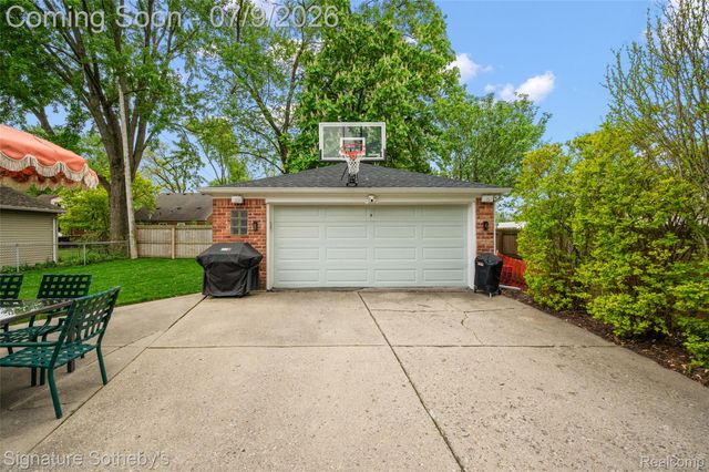 13347 Nadine Avenue, Huntington Woods, MI 48070
