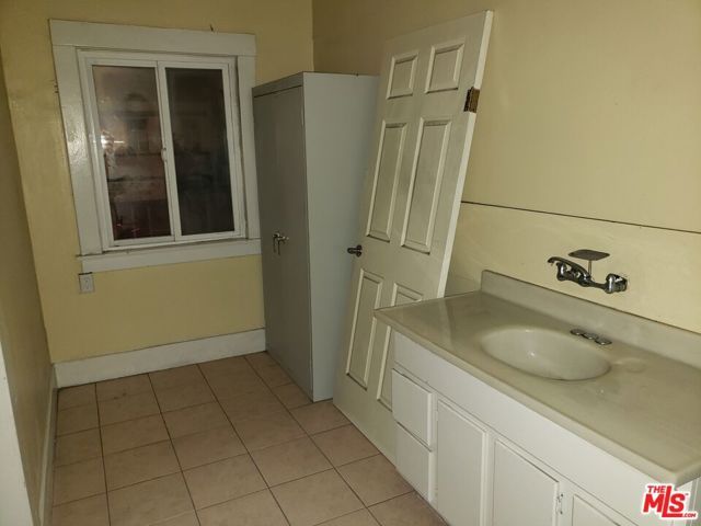 4015 W Olympic Boulevard, Los Angeles, CA 90019