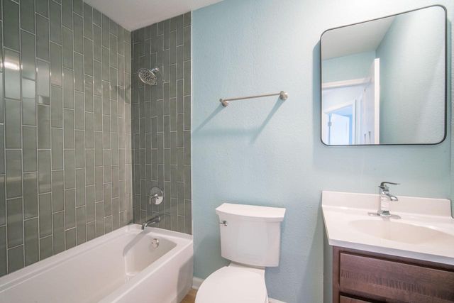 10822 W Donna DRIVE, Milwaukee, WI 53224