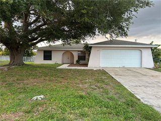 405 SW 43rd LN, Cape Coral, FL 33914