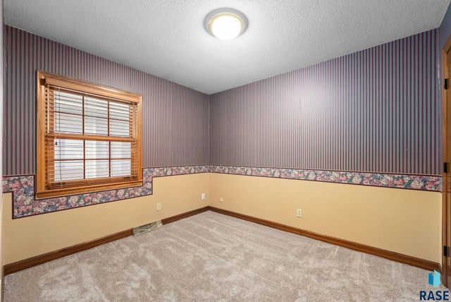 5805 W 50th St Street, Sioux Falls, SD 57106