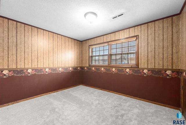 5805 W 50th St Street, Sioux Falls, SD 57106