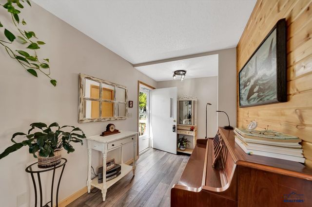 537 S 16TH ST, Hot Springs, SD 57747