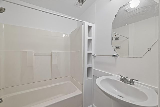 105 Clear Lake Road C, Highlands, TX 77562