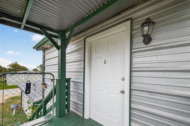 105 Clear Lake Road C, Highlands, TX 77562