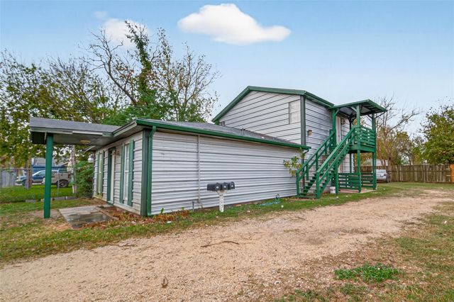 105 Clear Lake Road C, Highlands, TX 77562