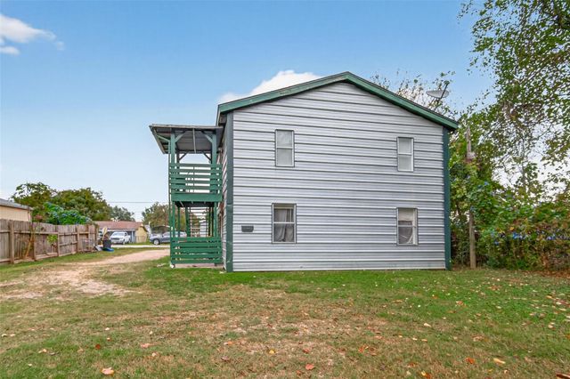 105 Clear Lake Road C, Highlands, TX 77562