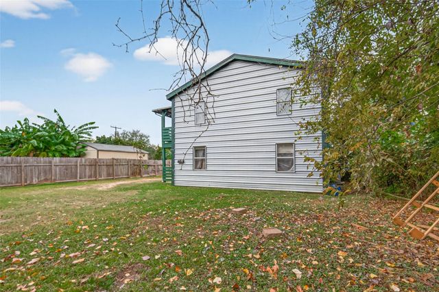 105 Clear Lake Road C, Highlands, TX 77562