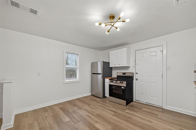 105 Clear Lake Road C, Highlands, TX 77562