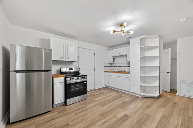 105 Clear Lake Road C, Highlands, TX 77562