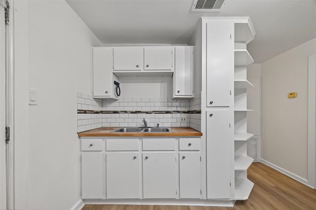 105 Clear Lake Road C, Highlands, TX 77562