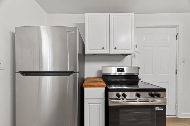 105 Clear Lake Road C, Highlands, TX 77562