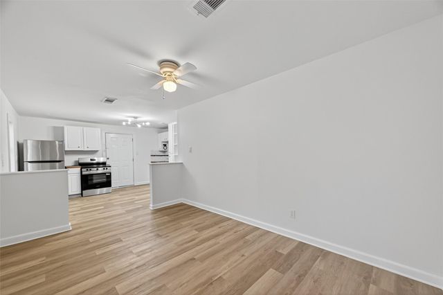 105 Clear Lake Road C, Highlands, TX 77562