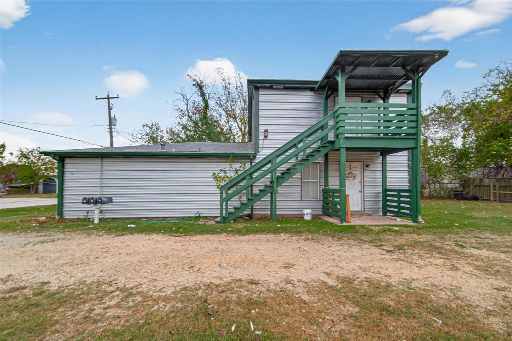105 Clear Lake Road C, Highlands, TX 77562
