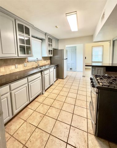 2625 Gladys Avenue, Beaumont, TX 77702