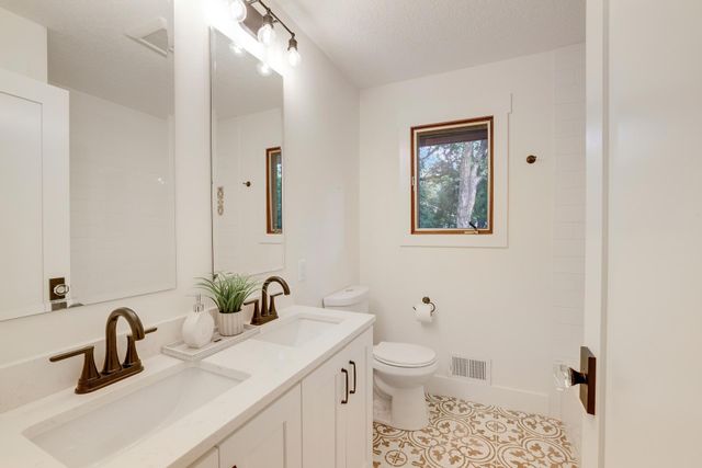 15801 Day Place, Minnetonka, MN 55345