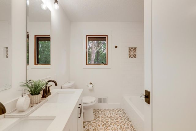 15801 Day Place, Minnetonka, MN 55345
