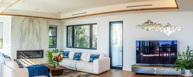 8433 Prestwick Dr, La Jolla, CA 92037