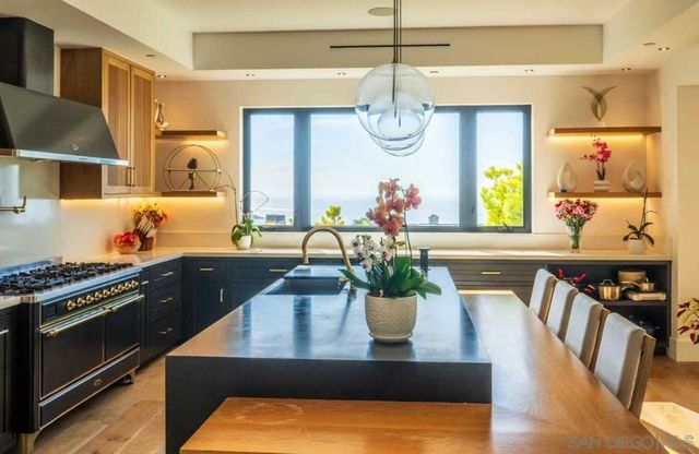 8433 Prestwick Dr, La Jolla, CA 92037