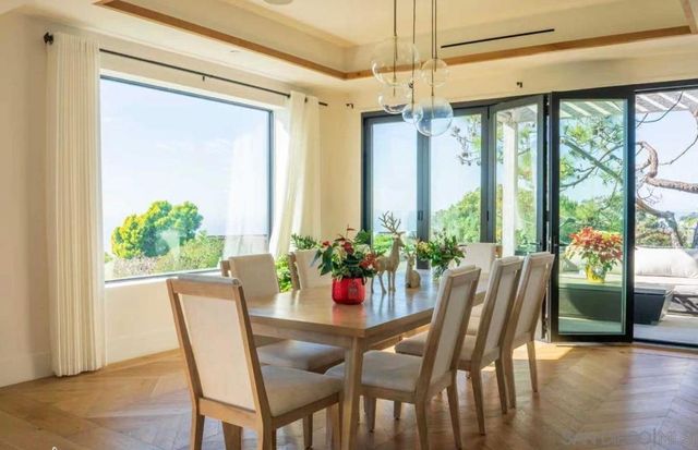 8433 Prestwick Dr, La Jolla, CA 92037