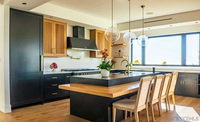 8433 Prestwick Dr, La Jolla, CA 92037