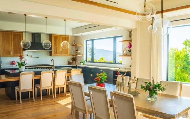 8433 Prestwick Dr, La Jolla, CA 92037